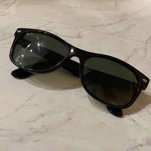 Sunglasses: Ray-Ban Classic Black Shades (Womens/Mens)